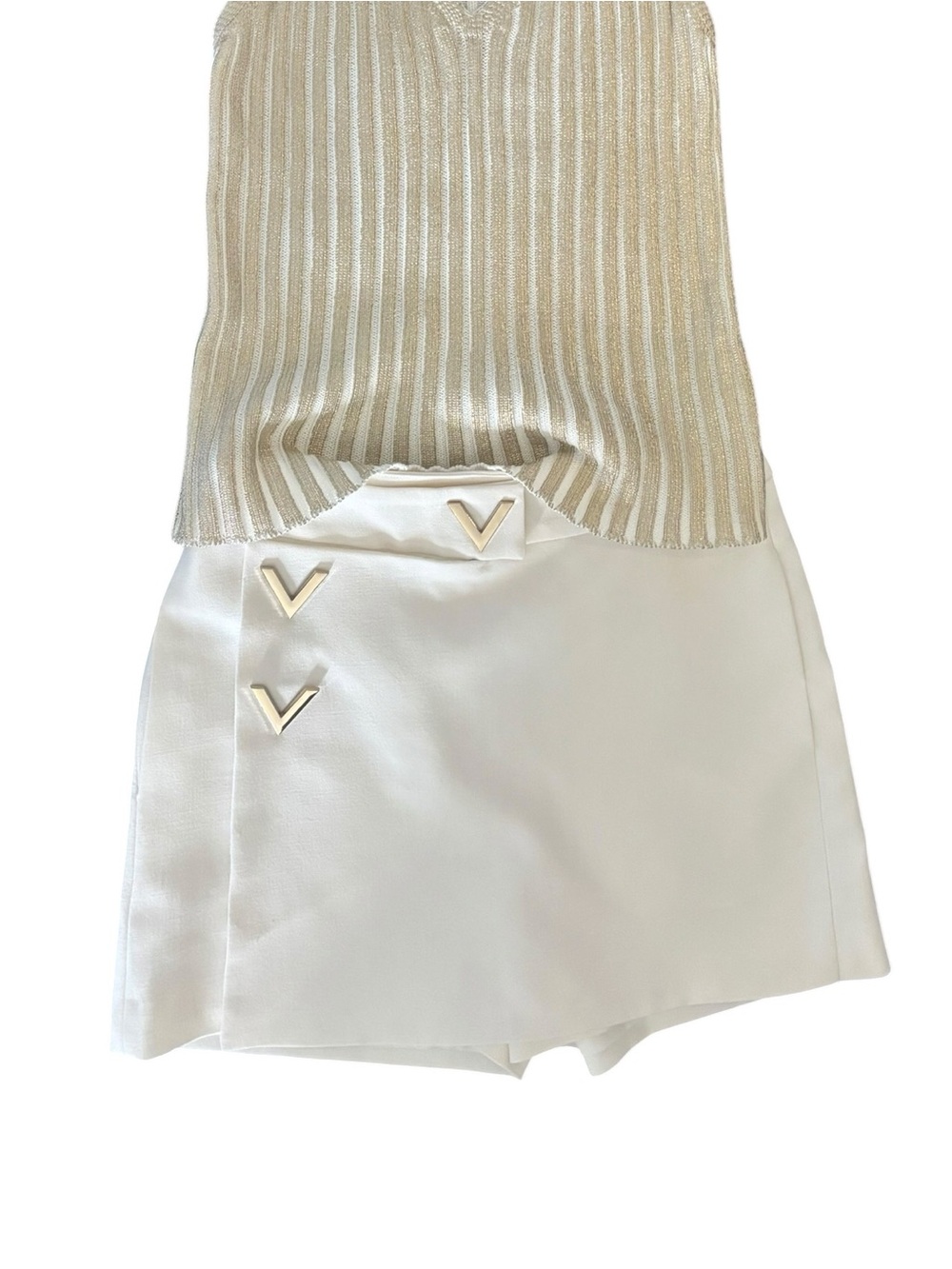 White Mini-skort w gold tone V-Shaped snaps cotton blend woven size Medium